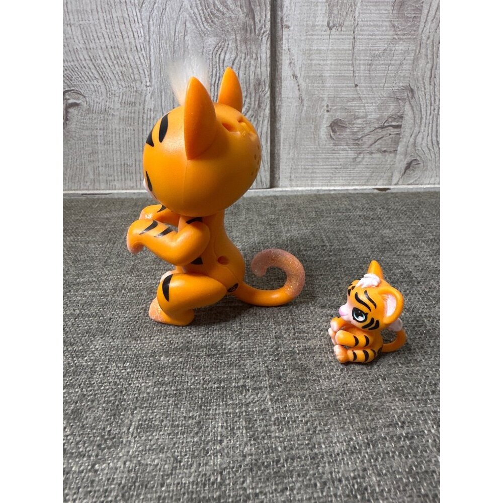 WowWee The Purrrfect Tiger Benny Fingerlings with Cub RARE Lights Up and Sounds - Picture 4 of 6